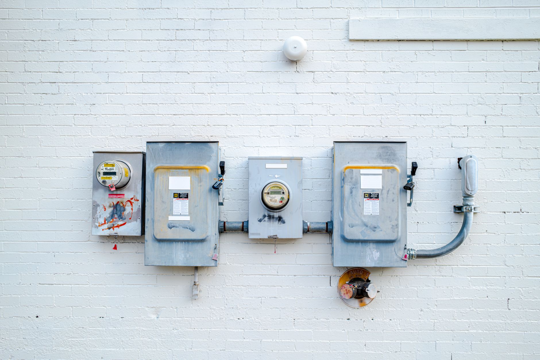 Close-up of a SMETS2 smart meter display showing the SMETS2 smart meter architecture communication unit